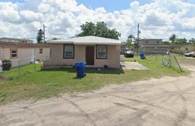 639 SW 5th St - 639 Southwest 5th Street, Belle Glade, FL 33430
