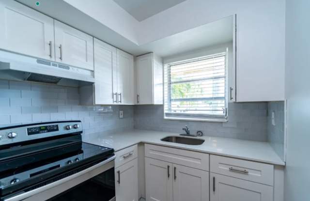 4152 Southwest 24th Court-2 - 4152 Southwest 24th Court, Broadview Park, FL 33317