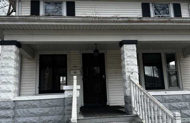 Pet Friendly, 4 Bedroom Home - 508 Prairie Avenue, Janesville, WI 53545