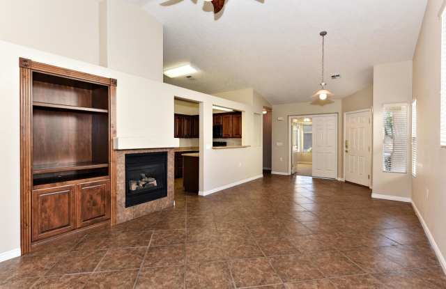 Darling 1-bed + Den and 2-baths in Sun River 55+ Community Gallery 4