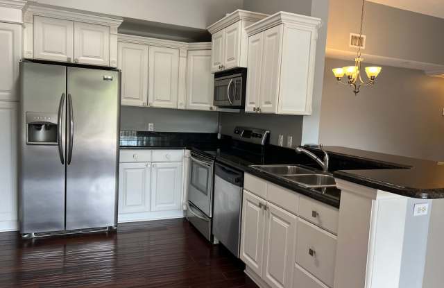 Georgeous College Town 2/2 split floorplan Gallery 3