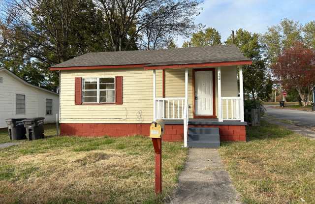 Home for rent - 100 West Avenue, Jacksonville, AR 72076