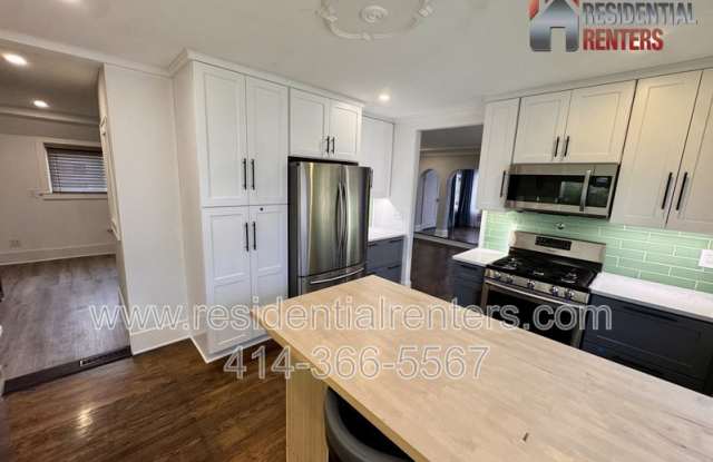 2618 N 72nd St photos photos