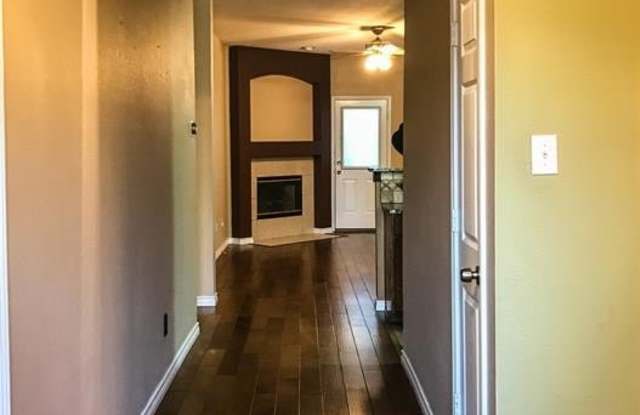 6604 Courtyards Drive Gallery 2