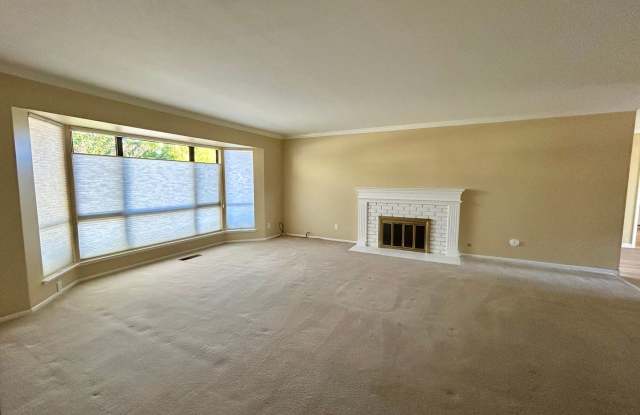 Beautiful Golf Course Views -- Spacious 2 Bedroom Home! Gallery 4