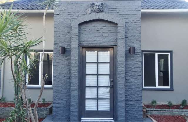 Luxury Remodeled Home with City Views in the Heart of West Hollywood Gallery 4