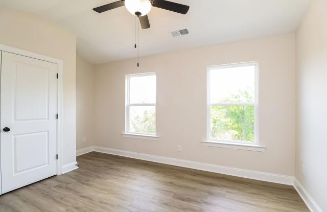 3-Bedroom, 3.5 Bath Townhome for Rent in Charlotte, NC | Attached Garage & Modern Kitchen Gallery 4