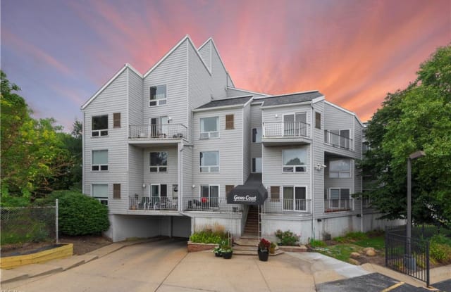 1900 Grove Ct - 1900 Grove Ct, Cleveland, OH 44113