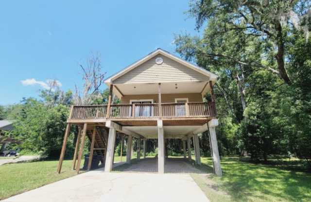 NICE 3/2 House w/ Deck, Large Corner Lot, & Open Floor Plan! Avail NOW for $1525/month! photos photos