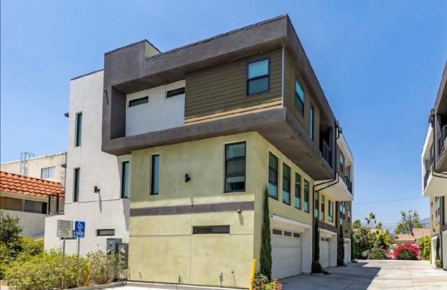 3 bedroom 3.5 bath condo Gallery 1