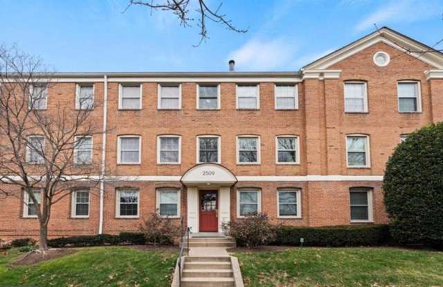 Gorgeous 1 Bed 1 Bath Condo In Cambridge Courts - 2509 Arlington Boulevard, Arlington, VA 22201