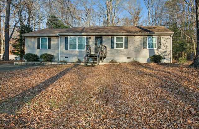 4 bedrooms with 2 ensuites-close to shopping. - 6253 Adams Hunt Drive, James City County, VA 23188