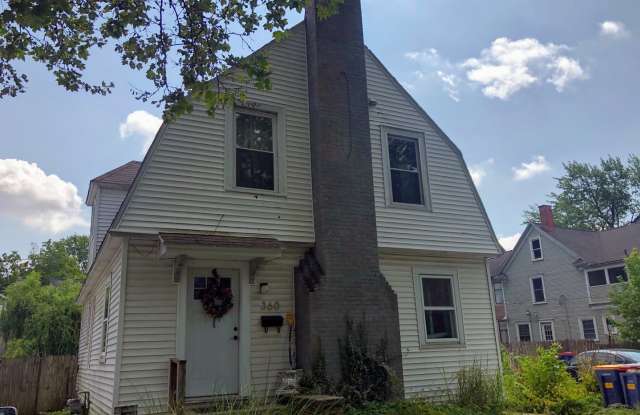 360 Carlton SE- Single family home in Eastown!! Off street parking, fenced yard, water included photos photos