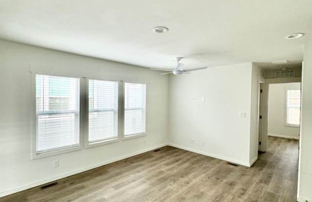 Ready to move in 2 bed 1 bath home! Gallery 4
