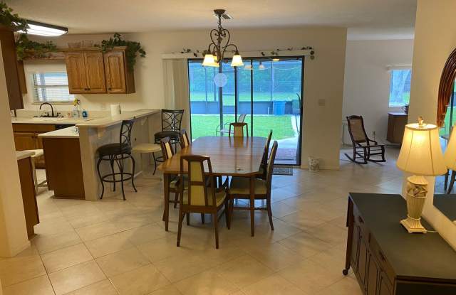 Family and pet friendly ANNUAL LEASE just outside The Villages Gallery 4