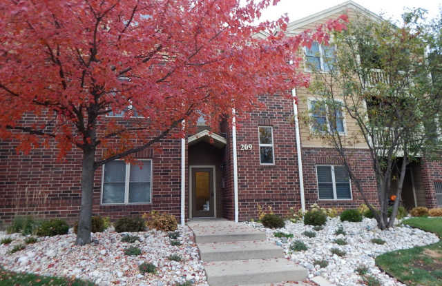 209 Glengarry Drive - 209 Glengarry Drive, Bloomingdale, IL 60108