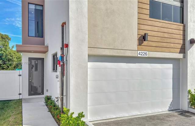 4226 NE 7th Ter photos photos