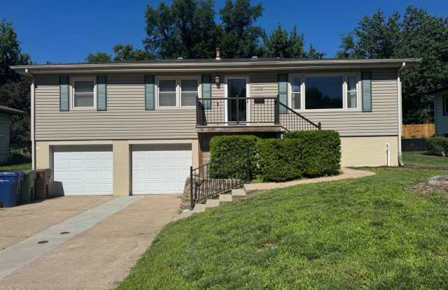 Raised Ranch Near Offutt AFB with Finished Basement & Oversized Garage photos photos
