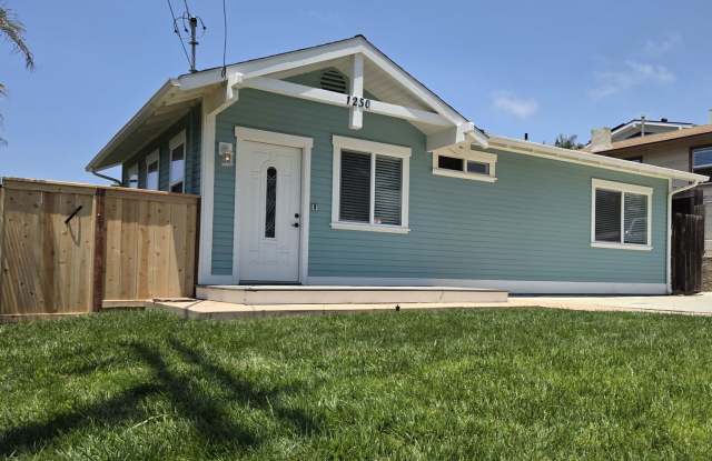 Adorable Beach-Close 2 Bedroom Bungalow in Time for Summer! - 1250 Pine Avenue, Carlsbad, CA 92008