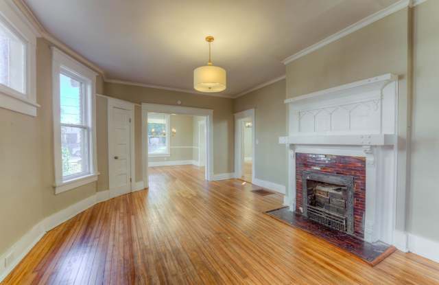 Beautiful 4-Bedroom Home with Hardwood Floors & Modern Kitchen Gallery 4