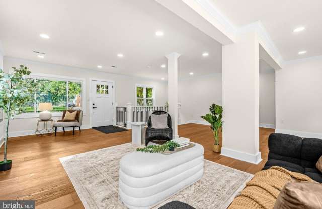 703 NORTHWEST Drive Gallery 1