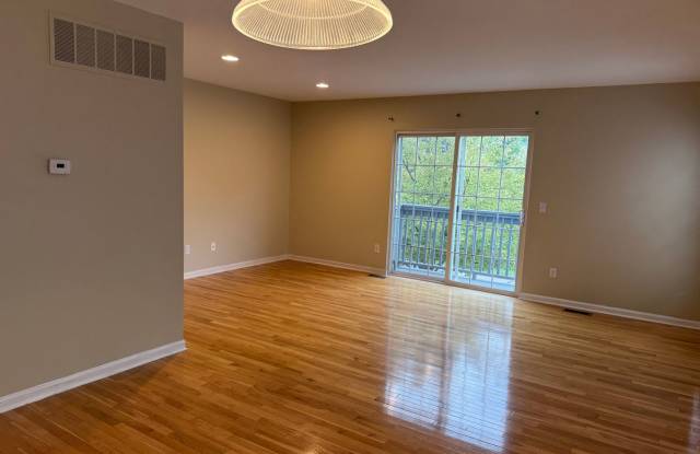 New Paint! 2 CB bedrooms, 2.5 bathrooms, 1 car garage, Immediate Occupancy Gallery 4