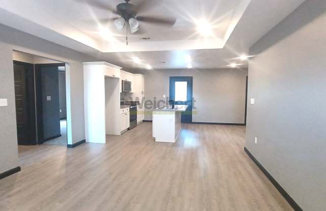 Spacious 4bed/2bath House with Fenced Backyard & Enclosed Garage Gallery 4