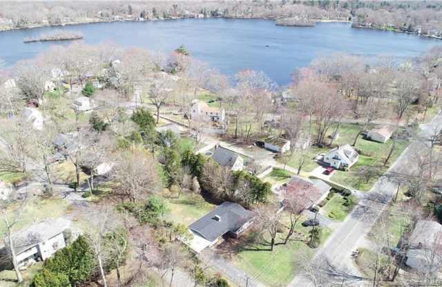 Lovely 3- Bedroom House in Old Lyme! Gallery 2