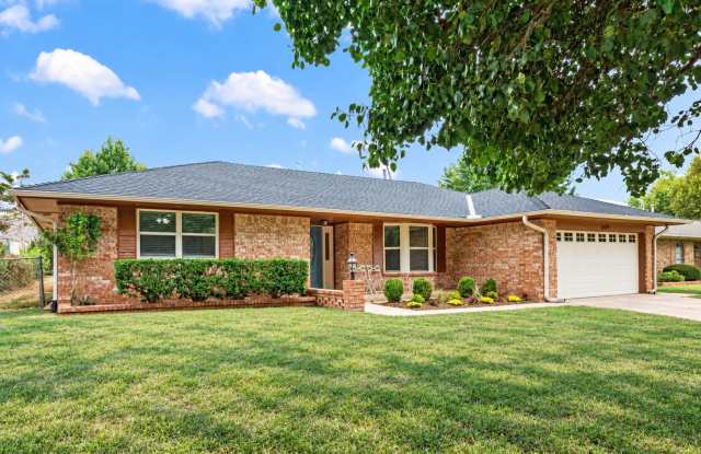 Freshly Remodeled 3 Bed / 2 Bath in Edmond | Steps from Oklahoma Christian University Gallery 1