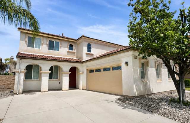 Beautifully Updated 5 Bedroom House with 3 Car Garage For Rent Gallery 1
