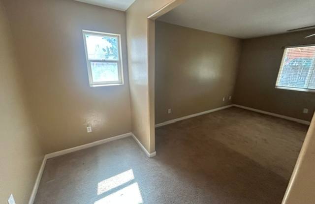 2305 E Dorothea Ave Gallery 4