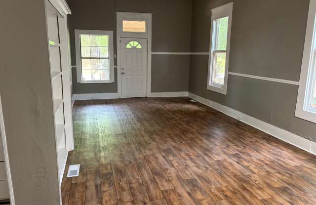 Remodeled 3 Bedroom Home in Highland - Central Air! Gallery 4