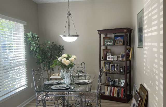 4911 Walden Lake Square Gallery 2