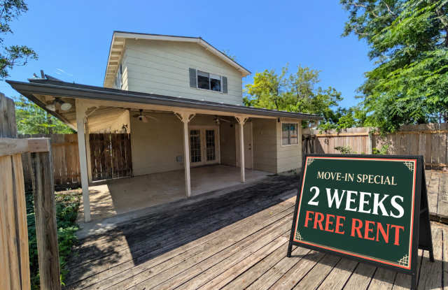 Walk to the Comal River, Schlitterbahn, & Downtown NB /1/1 Duplex with Courtyard! Includes Fridge, Washer, Dryer / NBISD *2 weeks free rent* photos photos
