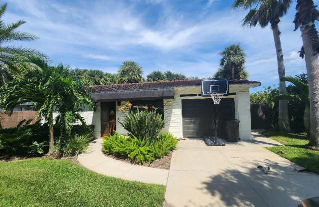 Charming 2 Bed 1 1/2 Bath Beachside Home photos photos