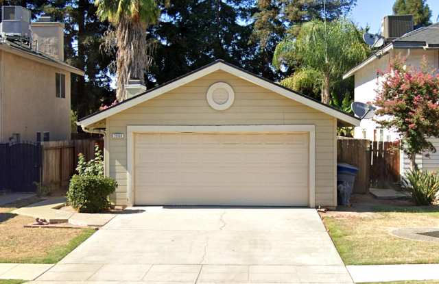 SPECIAL: HALF OFF FIRST MONTH'S RENT! Single Level 3 BR Home w/ 2-car Garage & Backyard! Gallery 1