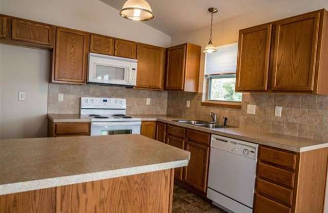11818 W Wilkinson Ct - 3 Bedroom, 3 Bathroom Home with 3 Car Garage - $1,900 Gallery 3