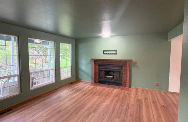 Fairwood Home for lease two story fenced yard with RV parking Gallery 3