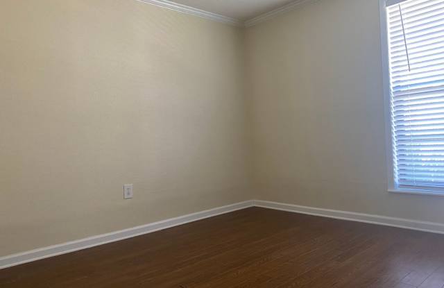 Beautiful Lake Plaza 1 Bedroom / 1 Bath Condo - Awesome Location photos photos