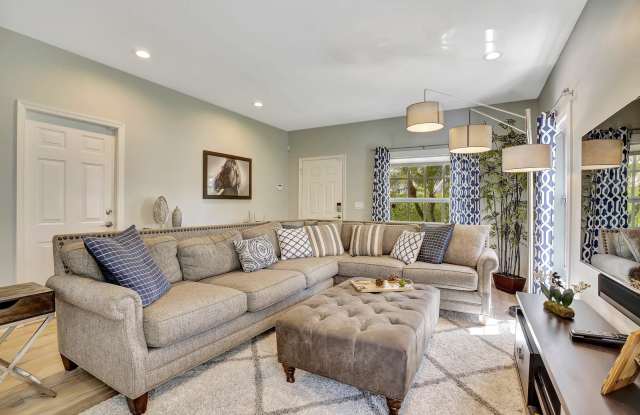13515 Fountain View Boulevard Gallery 3