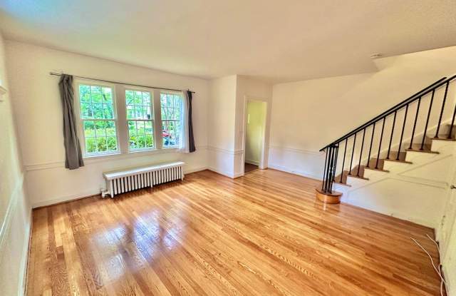 Spacious 6 bedroom 3.5 bath Tudor Townhouse w/Deck close to Georgetown University & Hospital Gallery 3