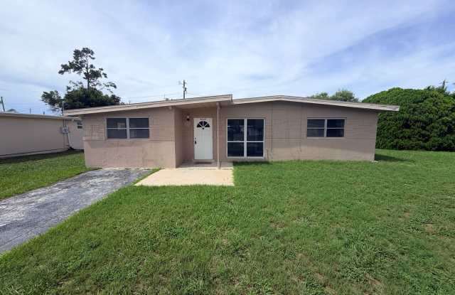 2 Bed/ 1.5 Bath Home with Bonus Room Gallery 1