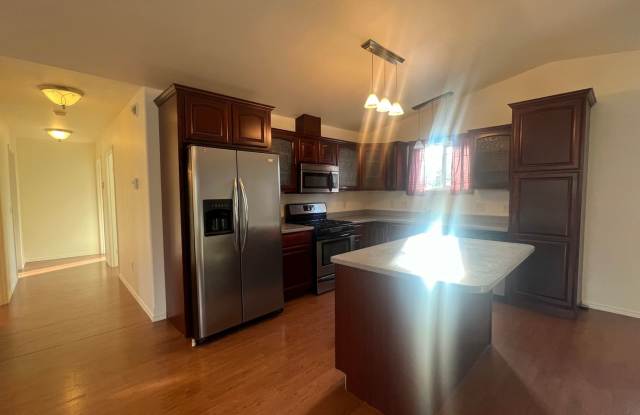 3BR, 2.5BA home with 3 car garage with lake access Gallery 4