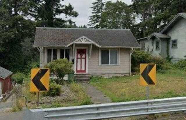 Spacious Two-Story with Country Kitchen and Low-Maintenance Yard - 1381 Central Avenue, Coos Bay, OR 97420