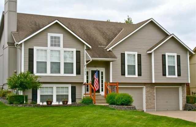 2613 North East Horseshoe Drive - 2613 NE Horseshoe Dr, Lee's Summit, MO 64086