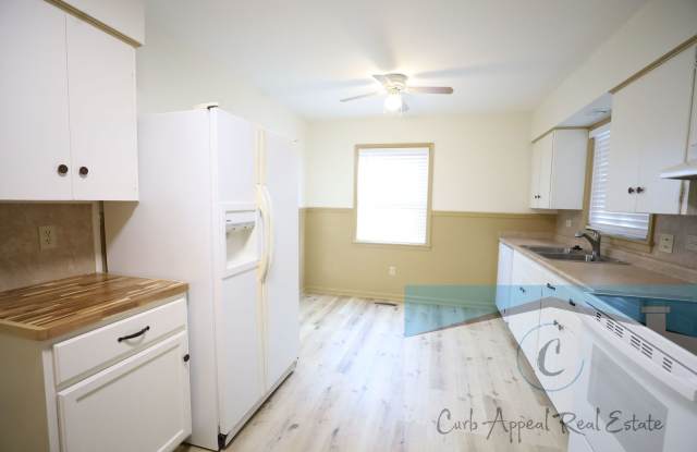 Completely Renovated 2 Bed 1 Bath Duplex with Fenced Yard Gallery 4