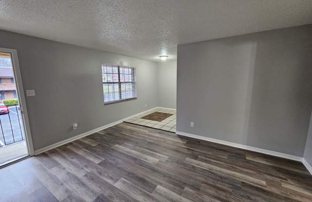 Renovated upstairs 1 Bedroom 1 Bath appartment available NOW! photos photos