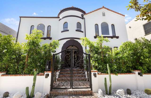 3 Bed / 2 1/2 Bath Luxury Apartments - Just steps from The Grove! Gallery 1
