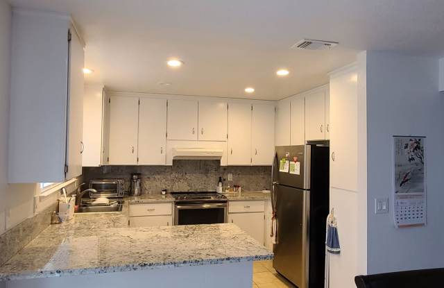 Beautiful 2 Bedroom Plus a Den in Desirable Greenhaven/Pocket Neighborhood! Gallery 4
