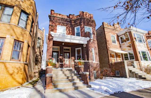 2538 W Gunnison Street Gallery 1